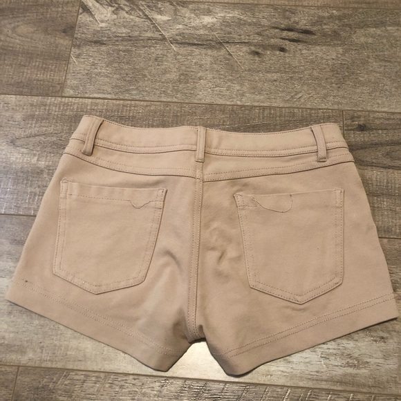 Short shorts - Picture 3 of 6